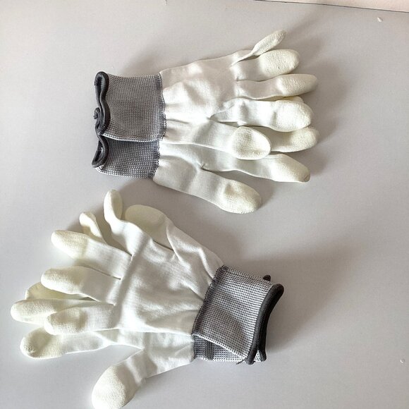 2 Pairs of White Quilters Gloves Free Motion Quilting Lightweight - Picture 2 of 3